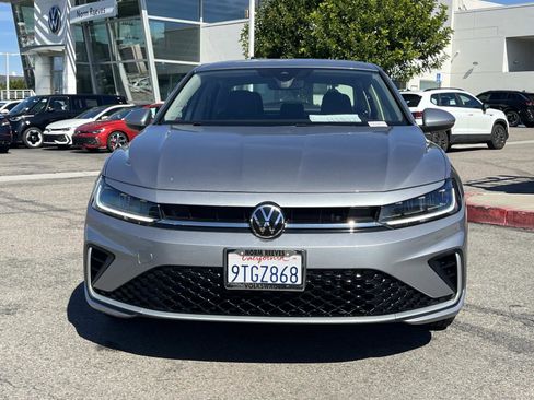 Certified 2025 Volkswagen Jetta SE image 4