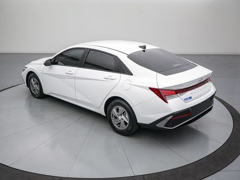 Used 2025 Hyundai Elantra SE FWD image 6