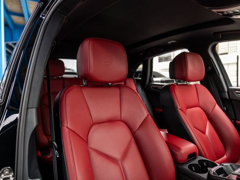 Certified 2025 Porsche Macan AWD/4WD image 34