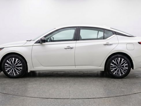 Used 2025 Nissan Altima 2.5 SV FWD image 5