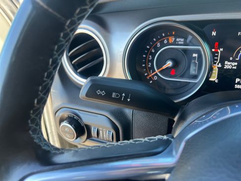 Used 2020 Jeep Gladiator Overland image 12