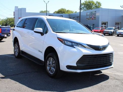 Used 2026 Toyota Sienna LE FWD image 6
