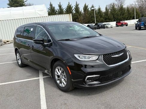 New 2026 Chrysler Pacifica Limited w/ Uconnect Theater Family Group FWD image 47