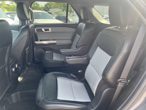 Used 2022 Ford Explorer XLT w/ Equipment Group 202A AWD/4WD image 15