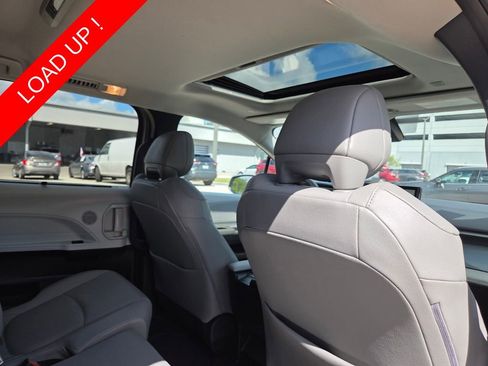 Used 2025 Toyota Sienna XLE FWD image 16