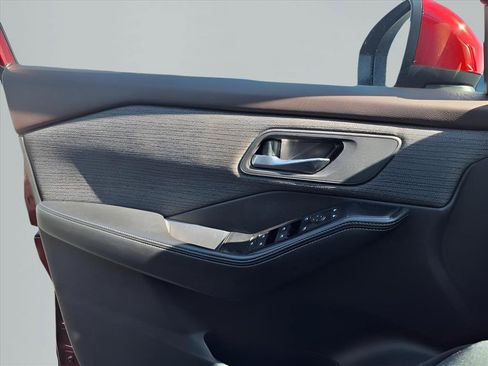 Used 2023 Nissan Rogue SV image 15