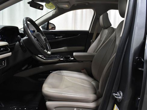 Used 2023 Lincoln Nautilus Reserve AWD/4WD image 3