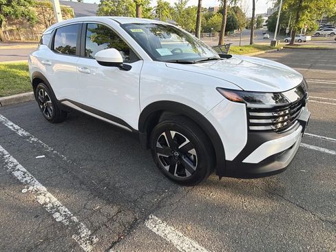 Used 2025 Nissan Kicks SV AWD/4WD image 4