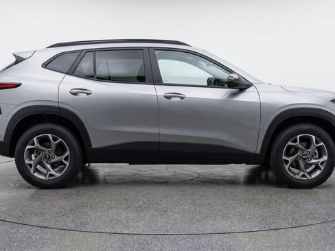 Used 2025 Chevrolet Trax LT w/ LT Convenience Package FWD image 11