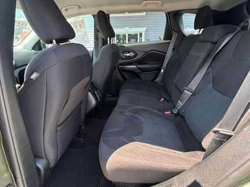 Used 2019 Jeep Cherokee Latitude w/ Popular Appearance Group AWD/4WD image 19