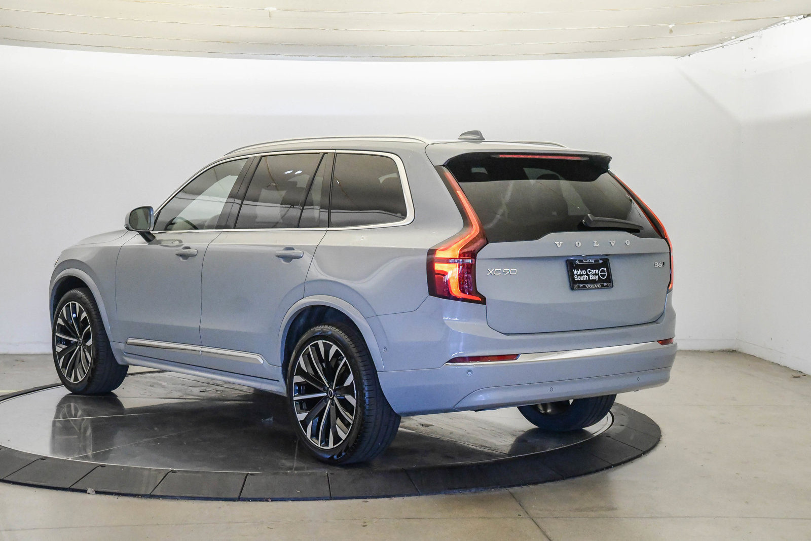 Certified 2026 Volvo XC90 B6 Plus AWD/4WD image 2