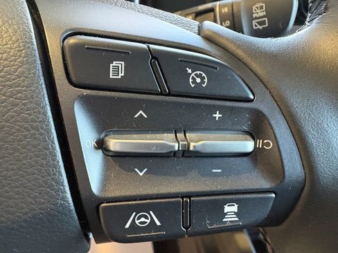 Used 2022 Hyundai Kona Limited FWD image 12