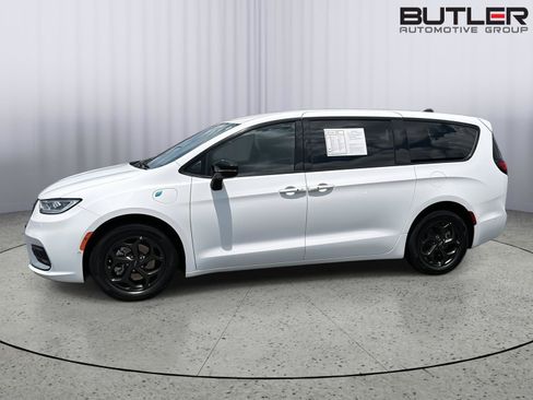 Used 2024 Chrysler Pacifica Limited FWD image 3
