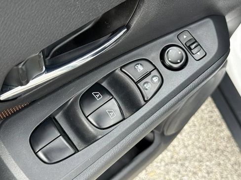 Certified 2023 Nissan Kicks SR FWD image 13