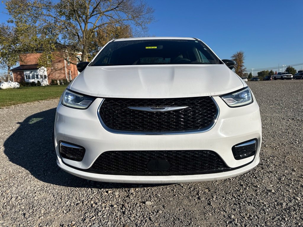 Used 2025 Chrysler Pacifica Select FWD image 2