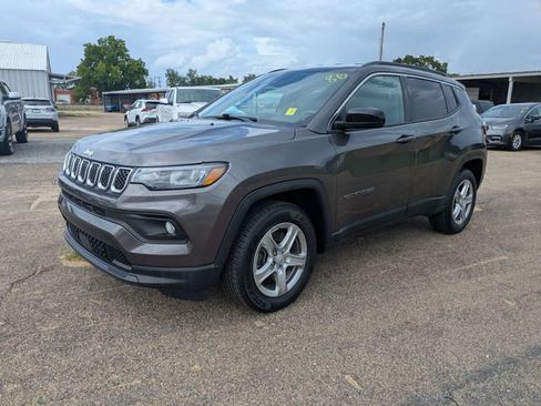 Used 2024 Jeep Compass Latitude AWD/4WD image 8