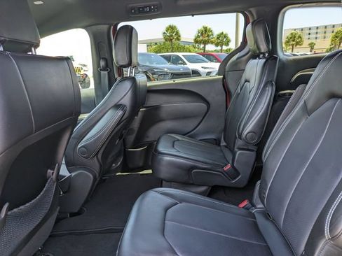 Used 2025 Chrysler Voyager LX FWD image 18