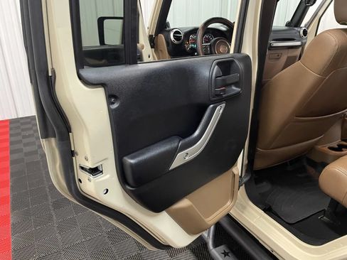 Used 2011 Jeep Wrangler Unlimited Rubicon w/ Connectivity Group AWD/4WD image 43