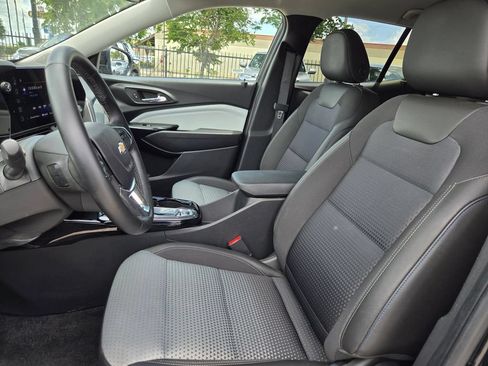 Used 2025 Chevrolet Trax LT w/ LT Convenience Package FWD image 24