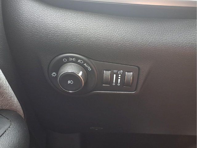 Used 2022 Jeep Compass Latitude AWD/4WD image 12