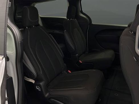 Used 2024 Chrysler Pacifica Touring image 25
