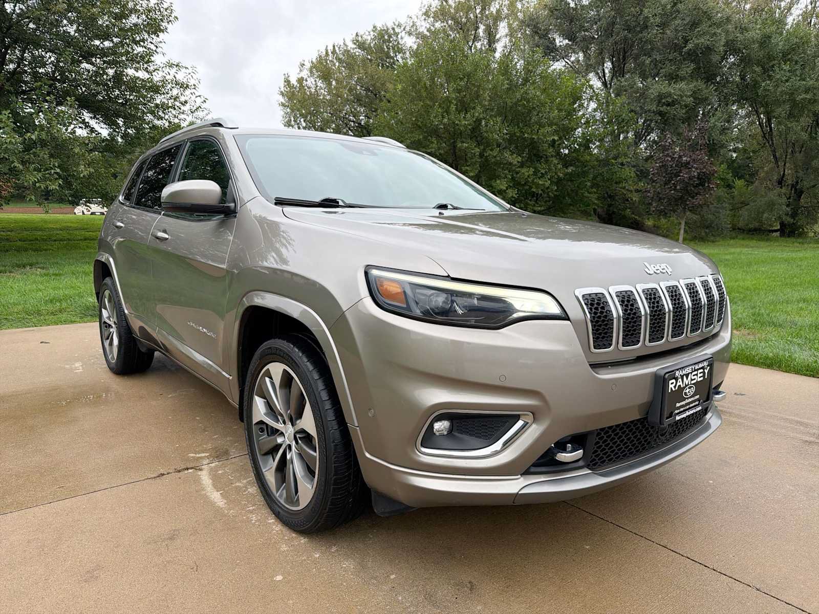 Used 2019 Jeep Cherokee Overland w/ Technology Group AWD/4WD image 5
