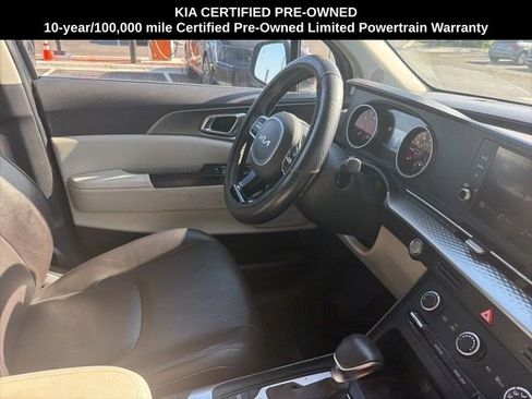 Used 2024 Kia Carnival LX FWD image 7