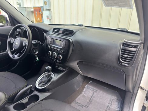 Used 2016 Kia Soul + FWD image 13
