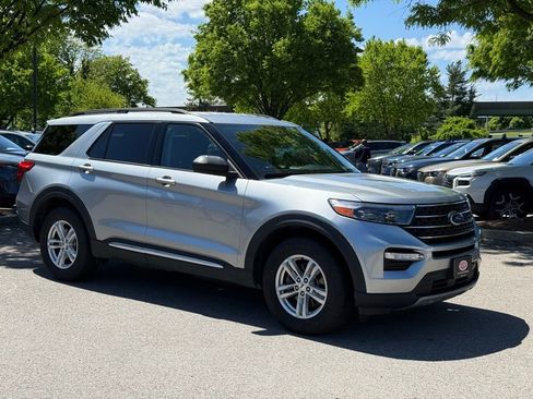 Used 2022 Ford Explorer XLT w/ Equipment Group 202A AWD/4WD image 4