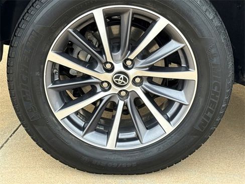 Used 2019 Toyota Highlander XLE image 9