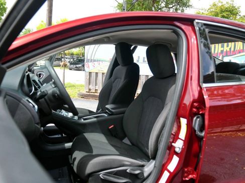 Used 2015 Chrysler 200 Limited FWD image 18