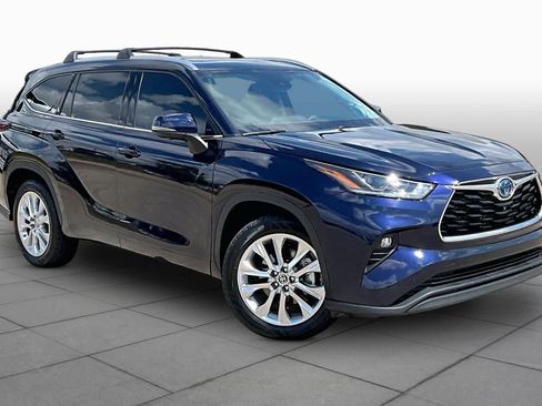 Used 2024 Toyota Highlander Limited FWD image 3