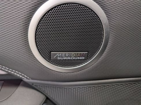 Used 2024 Land Rover Discovery Dynamic SE AWD/4WD image 17