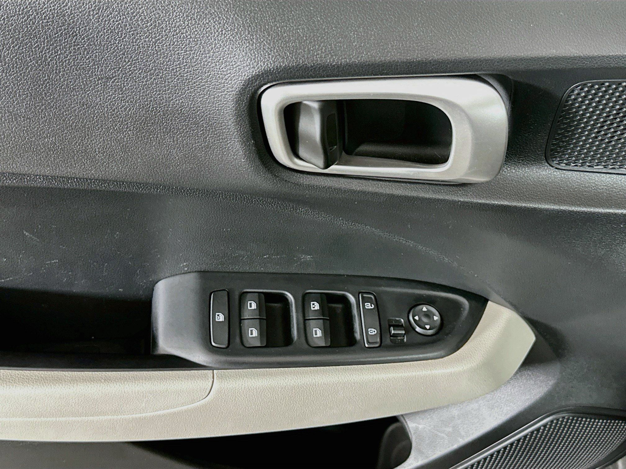 Used 2025 Hyundai Venue SEL FWD image 13