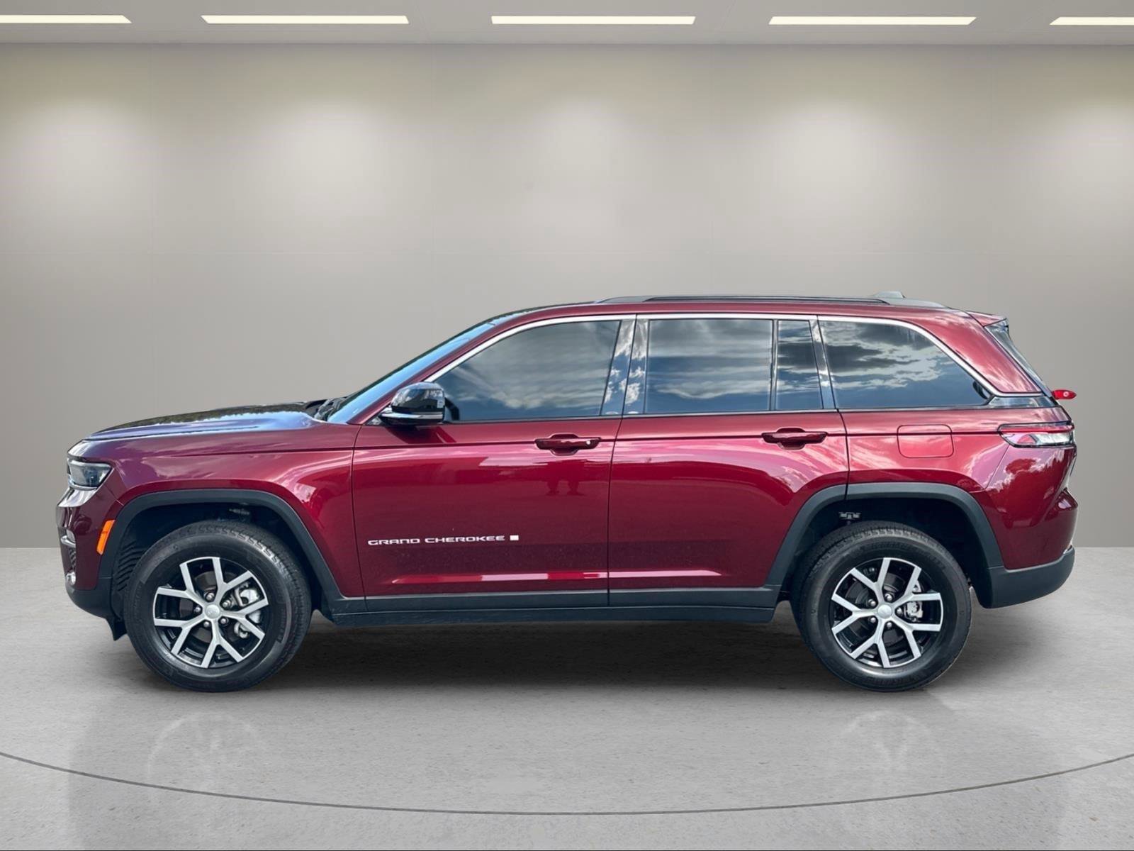 Used 2024 Jeep Grand Cherokee Limited AWD/4WD image 2