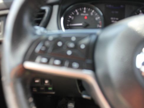 Used 2018 Nissan Rogue SV AWD/4WD image 19
