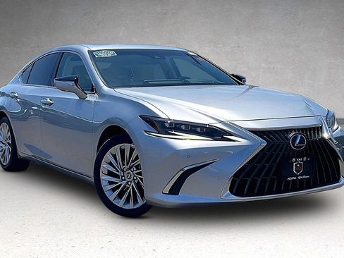 Used 2022 Lexus ES 300h w/ Accessory Package 2 FWD image 2