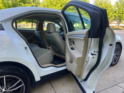 Used 2018 Ford Taurus SE image 23