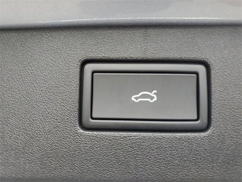 New 2025 Volkswagen Tiguan SE image 10