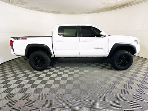 Used 2018 Toyota Tacoma TRD Off-Road AWD/4WD image 2