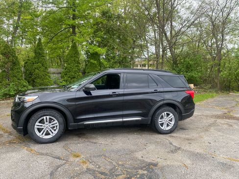 Used 2020 Ford Explorer XLT AWD/4WD image 2