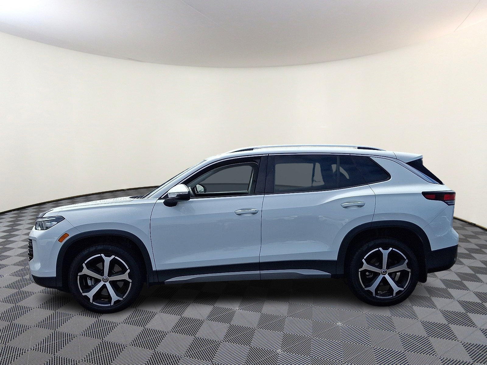 Certified 2026 Volkswagen Tiguan SE AWD/4WD image 4