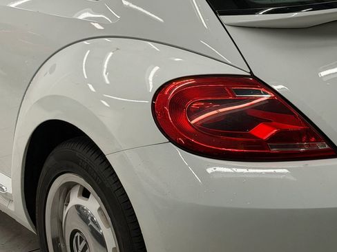 Used 2015 Volkswagen Beetle 1.8T Classic FWD image 12