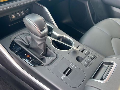 Certified 2024 Toyota Highlander XLE image 27