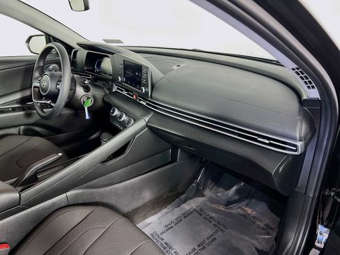 Certified 2025 Hyundai Elantra SE FWD image 28