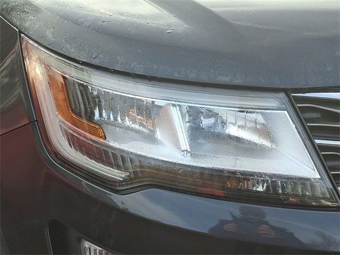 Used 2017 Ford Explorer XLT image 5