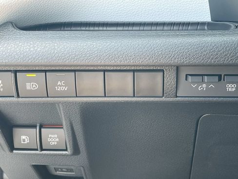Used 2026 Toyota Sienna XLE FWD image 22