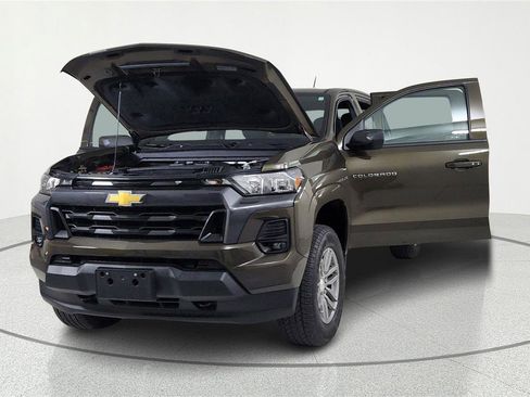 Used 2024 Chevrolet Colorado LT w/ LT Convenience Package image 8