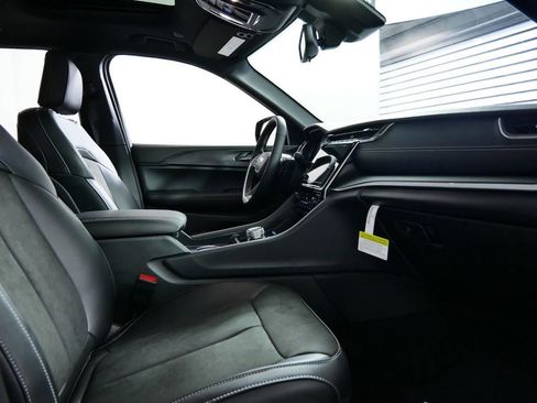 Certified 2024 Jeep Grand Cherokee Altitude image 24