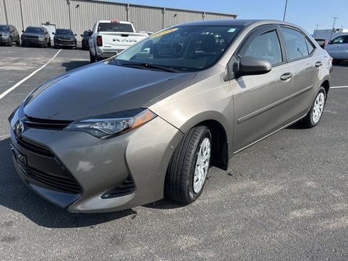 Used 2018 Toyota Corolla LE image 3